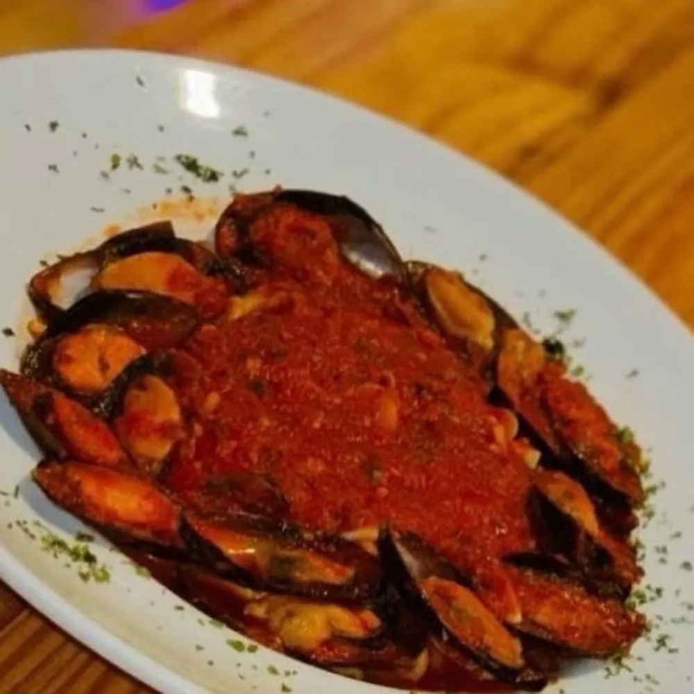 Mussels served in tomato sauce