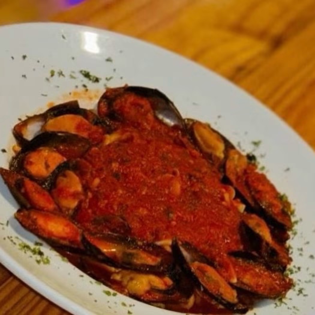 Mussels served in tomato sauce